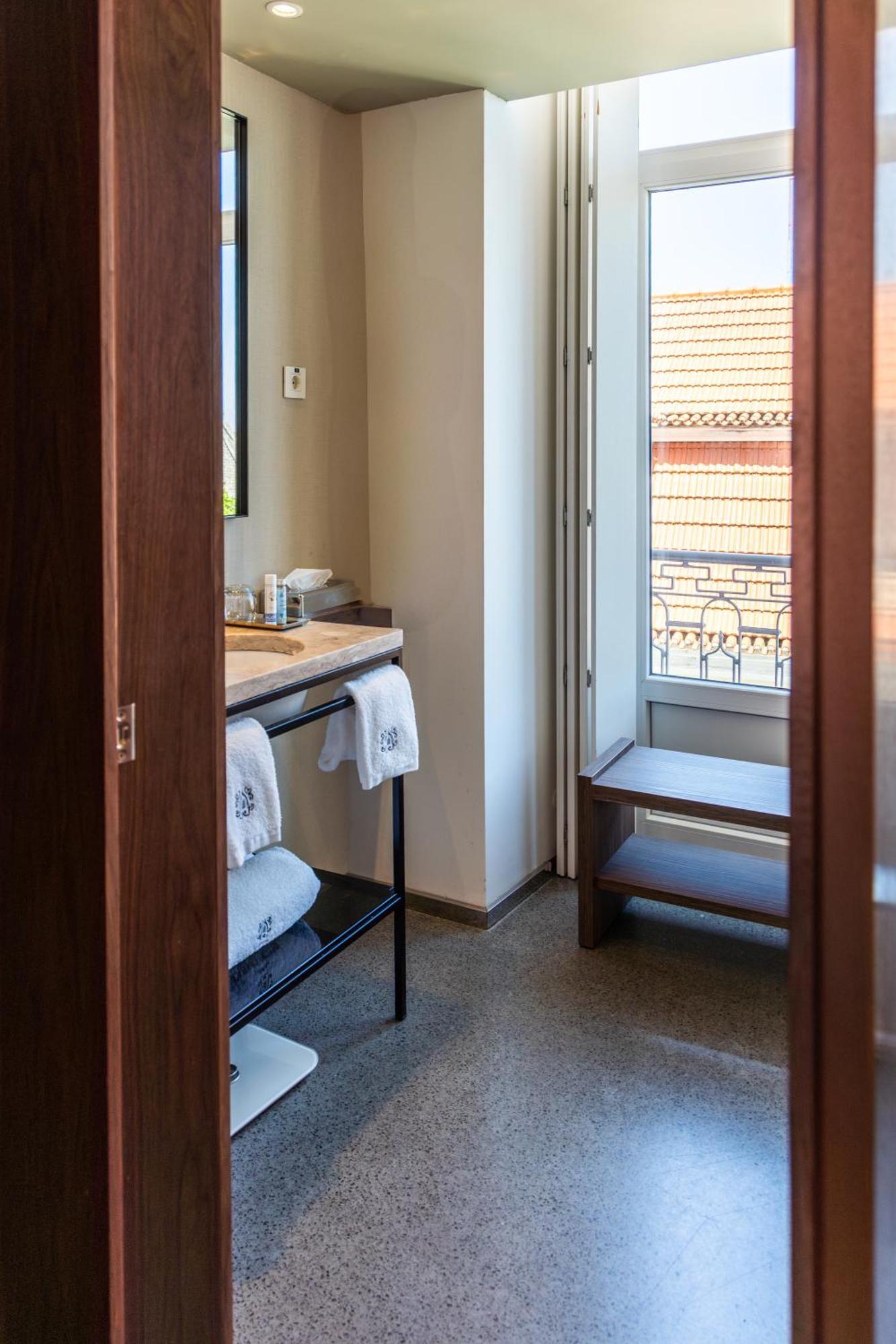 Double or Twin Deluxe Room with River or Castle View,1689844241:JPEG